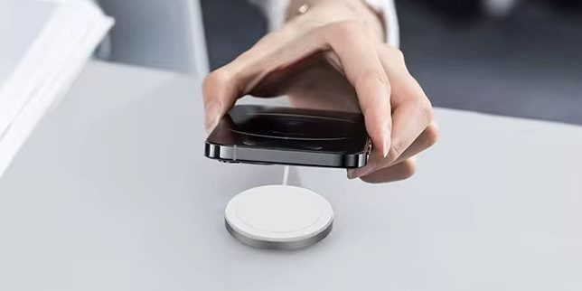 Compact Travel-Ready Wireless Charger with High-Speed Charging (2)